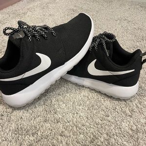 Women’s Nike Roshe size 6.5